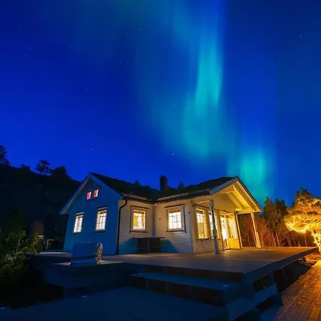 Efjord Panorama Lodge, Spectacular View And Jaccuzi Holiday home Straumoy