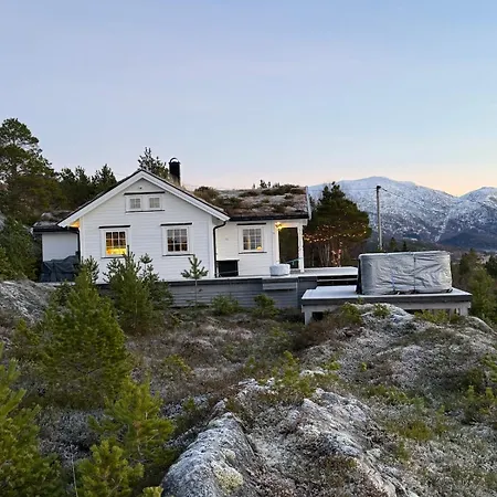 Efjord Panorama Lodge, Spectacular View And Jaccuzi Holiday home Straumoy